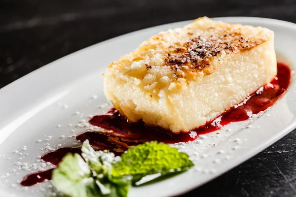 Tarta de queso con hoja de menta —  Fotos de Stock