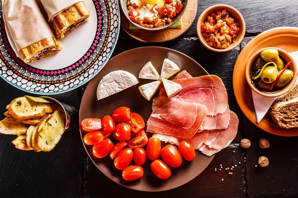 Spaanse diner geserveerd op tafel — Stockfoto