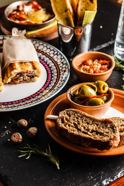 Jantar espanhol servido na mesa — Fotografia de Stock