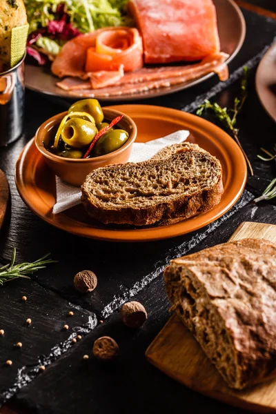 Cena española servida en mesa — Foto de Stock