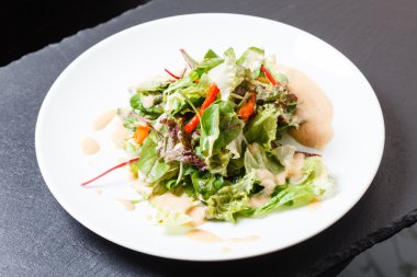 Lezzetli sebze salata sosu ile