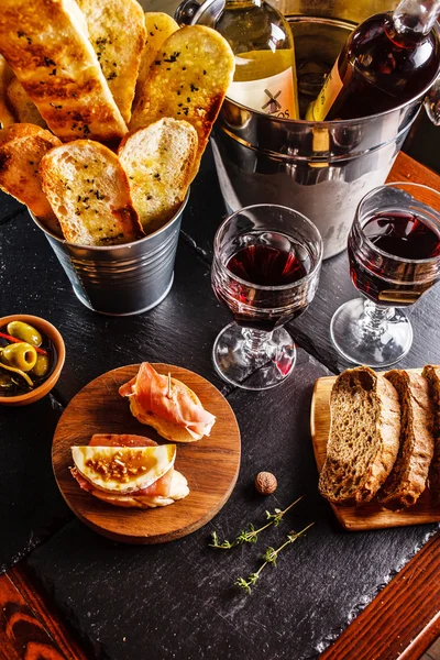 Spanisches Abendessen auf dem Tisch — Stockfoto