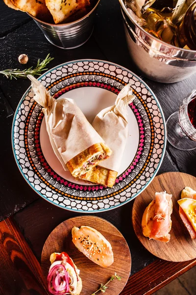 Spaanse diner geserveerd op tafel — Stockfoto