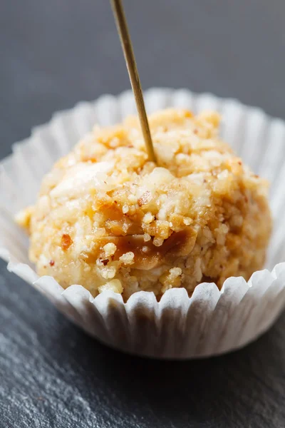 Aperitivo de queijo no pau — Fotografia de Stock