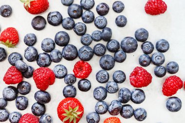 Taze yaban mersini, çilek ve ahududu