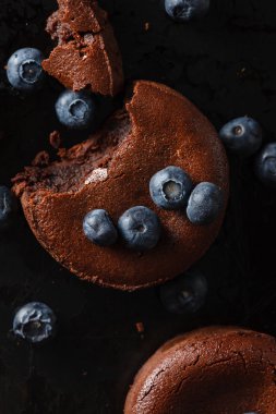 Yaban mersini ile çikolatalı kek