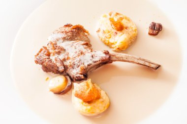 Plaka üzerinde soslu kuzu