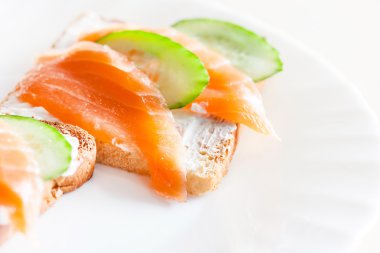 Tost somon ve salatalık dilimleri ile