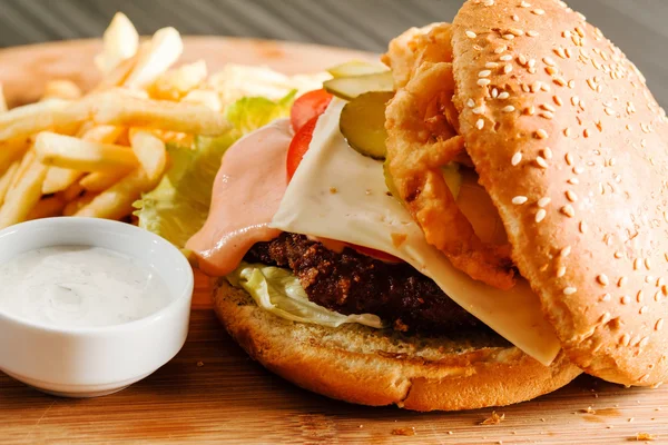 Patates kızartmalı hamburger. — Stok fotoğraf