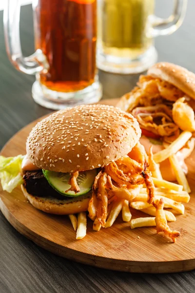 Burgare med pommes frites — Stockfoto