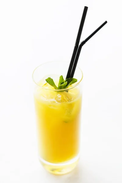 Cocktail estivo con ghiaccio e menta — Foto Stock