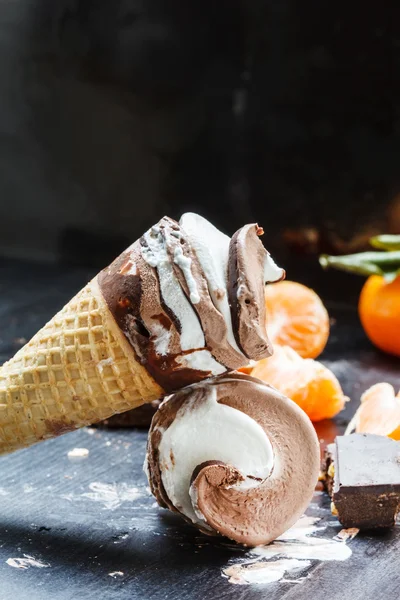 초콜릿 아이스크림 콘에 — 스톡 사진