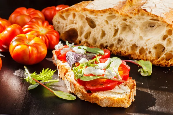 Leckere Bruschetta mit Tomaten — Stockfoto