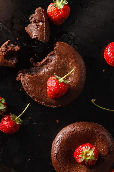 Chocolate cakes with strawberries — Stock Photo, Image