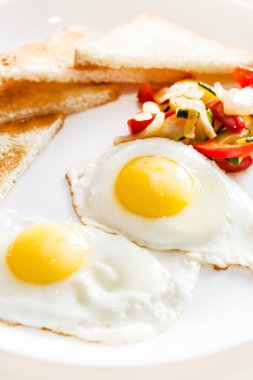 Yumurta, tost ve salata