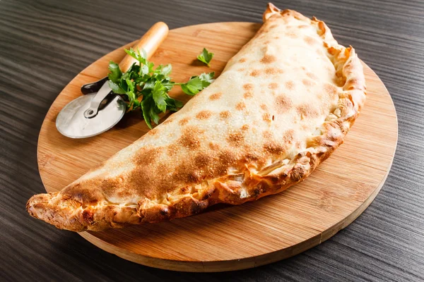 Pizza Calzone com salsa — Fotografia de Stock