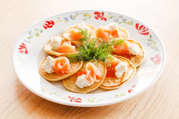 Pannkakor med lax och färskost — Stockfoto