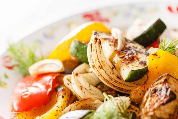 Grillade grönsaker sallad på tallrik — Stockfoto