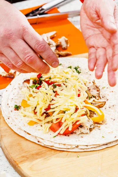 Chef haciendo tortilla —  Fotos de Stock