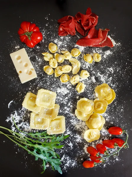 Ravioli, tomatoes, peppers and cheese — Stock Photo, Image