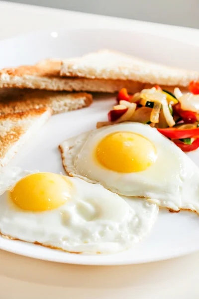 Яйца, тосты и салат — стоковое фото