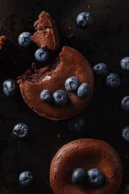 Yaban mersini ile çikolatalı kek