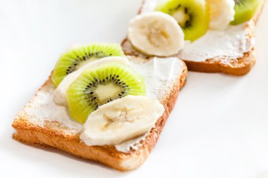 Tost kivi ve muz dilimleri ile