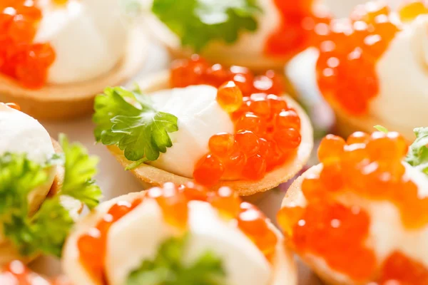 Kanapees mit Kaviar und Sauce — Stockfoto