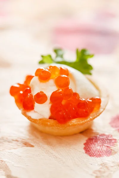 Tartina con caviale e salsa — Foto Stock