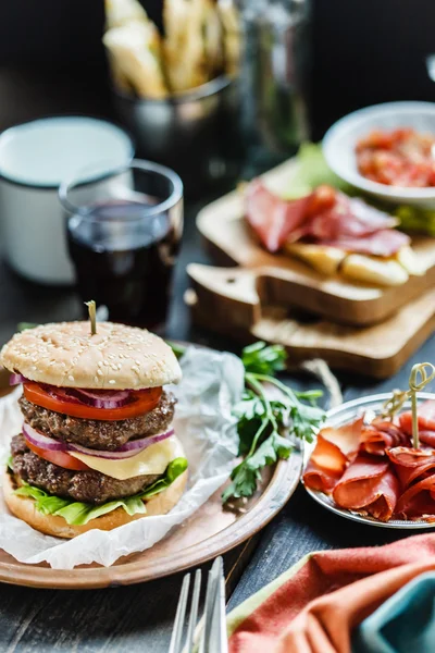 Sabrosa hamburguesa con ternera — Foto de Stock