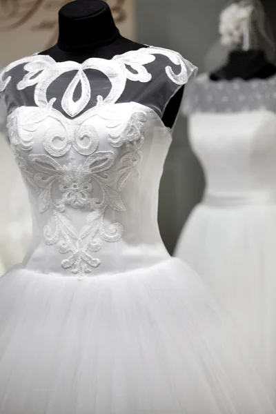 Brudklänning i bröllop butik — Stockfoto