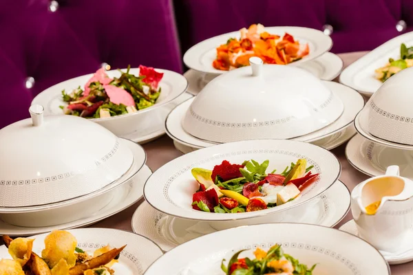 Ajuste de mesa con alimentos — Foto de Stock