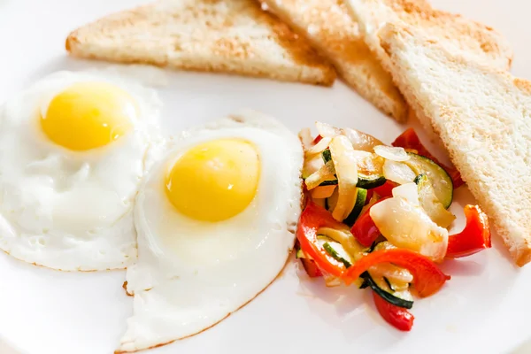 Eggs, toasts and salad — Stock Photo, Image