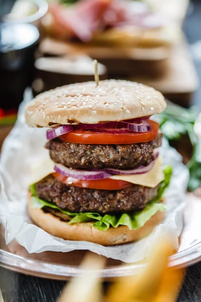 Leckere Burger mit Rindfleisch — Stockfoto