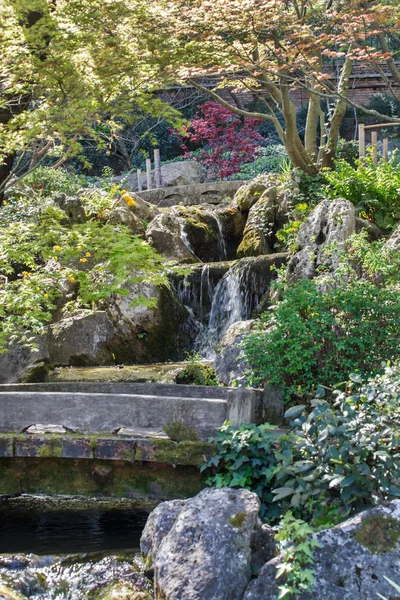 Wodospad w ogrodzie japońskim — Zdjęcie stockowe