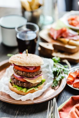 Sığır eti lezzetli burger