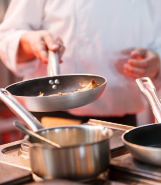 Lokanta mutfağı ocakta yakınındaki Şef