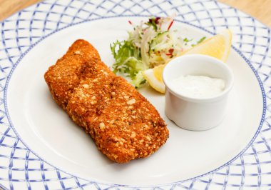 salata ile Wiener schnitzel