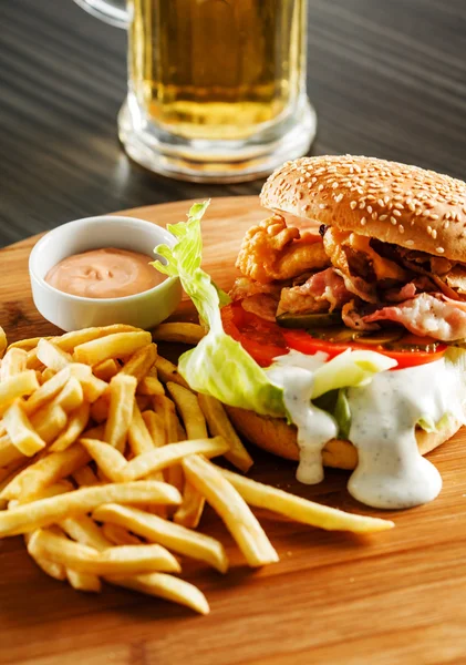 Patates kızartmalı hamburger. — Stok fotoğraf