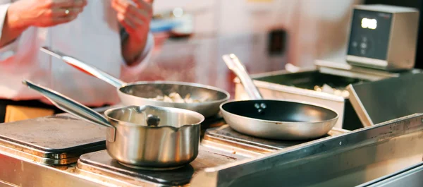 Chef vicino stufa sulla cucina del ristorante — Foto Stock