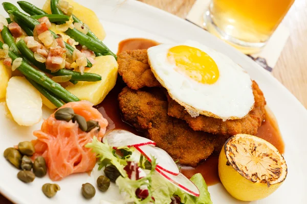 Schnitzel with Potatoes and Vegetables — Stock Photo, Image