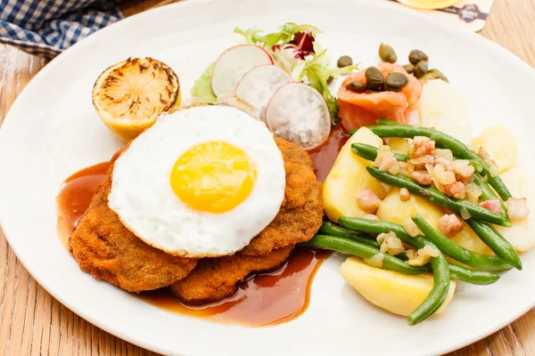 Schnitzel with Potatoes and Vegetables — Stock Photo, Image