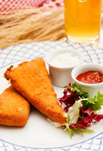 Salchicha Schnitzel con salsas — Foto de Stock