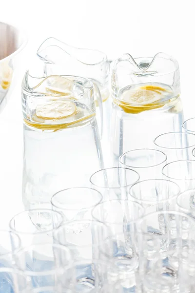 Krüge mit Limonade und Gläsern — Stockfoto
