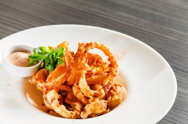 Soslu kızarmış soğan halkası