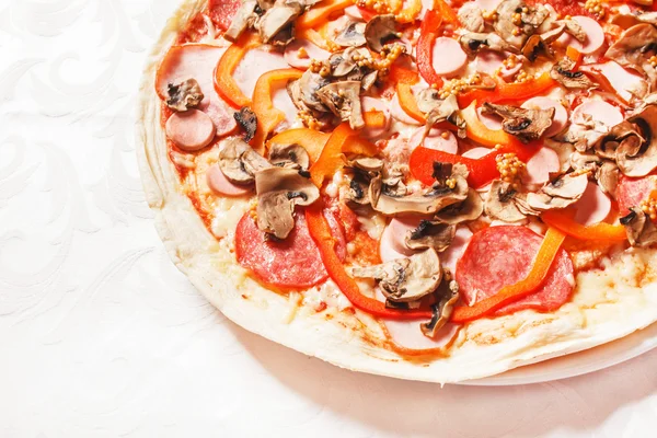 Italiensk pizza med pepperoni och grönsaker — Stockfoto