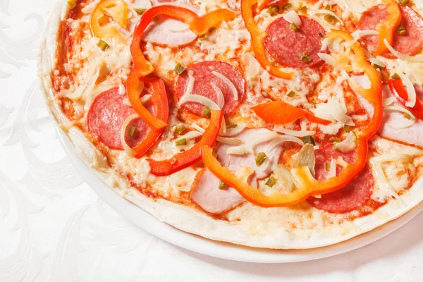 Italiaanse pizza met pepers en groenten — Stockfoto