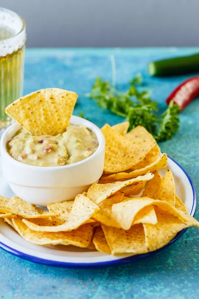 Mexikanische Guacamole mit Nachos — Stockfoto