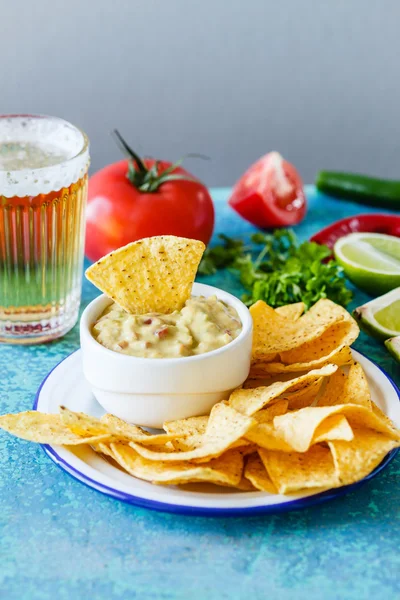 Mexikanische Guacamole mit Nachos — Stockfoto