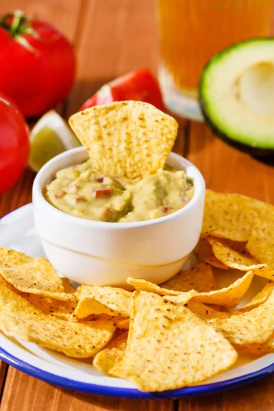 Mexikanische Guacamole mit Nachos — Stockfoto